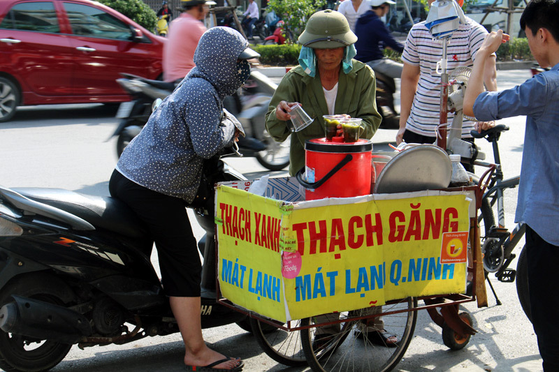 Gánh hàng rong vỉa hè (Ảnh: Vietnamnet)