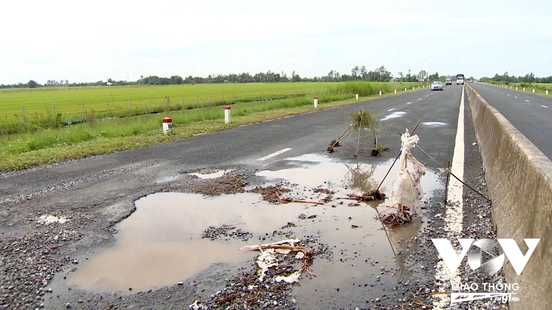 1 đoạn trên tuyến Lộ Tẻ - Rạch Sỏi bị hư hỏng trong mùa mưa 2023. Điểm này đã dặm vá lại, tuy nhiên ở mùa mưa 2024 này người đi đường dự đoán mặt đường cũng sẽ hư hỏng trở lại vì đã 2 năm qua, tuyến đường này hết mùa mưa là hư hỏng nhiều nơi.