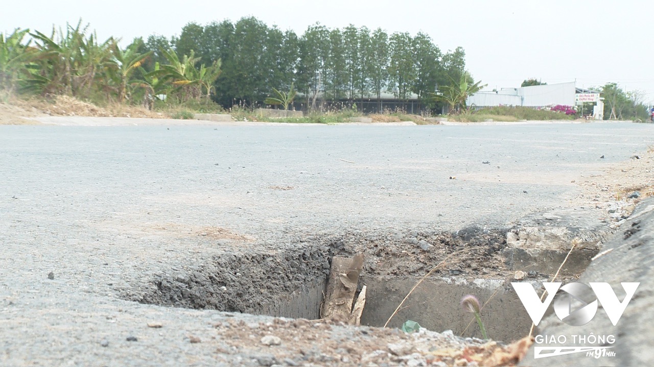 Trên tuyến đường dài gần 6km, cứ cách từ 7m đến 20m lại có một miệng cống sâu. Nhiều xe máy vô tình thành “nạn nhân” của những hố sâu này.