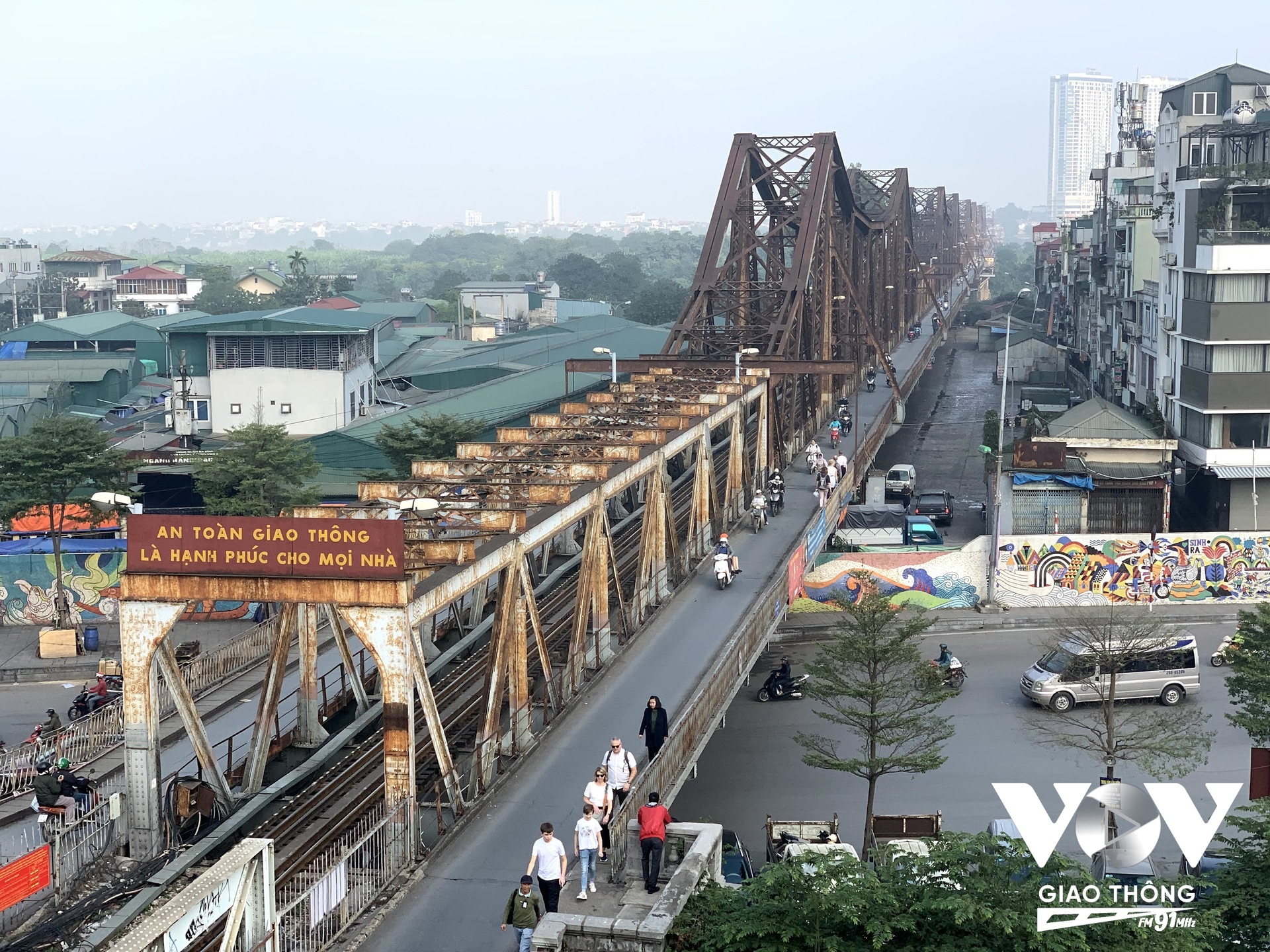 Nhà ga nằm ở đầu cầu Long Biên, là 2 địa điểm thu hút du khách trong và ngoài nước