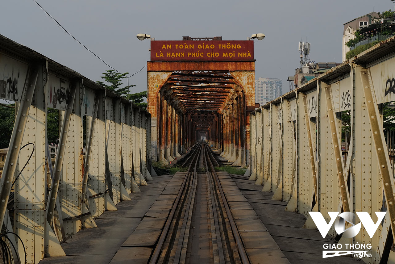 Ga Long Biên là điểm đầu của cầu Long Biên, thuộc quận Hoàn Kiếm, Hà Nội. Từ nhà ga Long Biên, hành khách có thể mua vé đi các tỉnh phía Bắc như Hải Dương, Hải Phòng, Yên Bái, Lào Cai... hoặc các tỉnh phía Nam