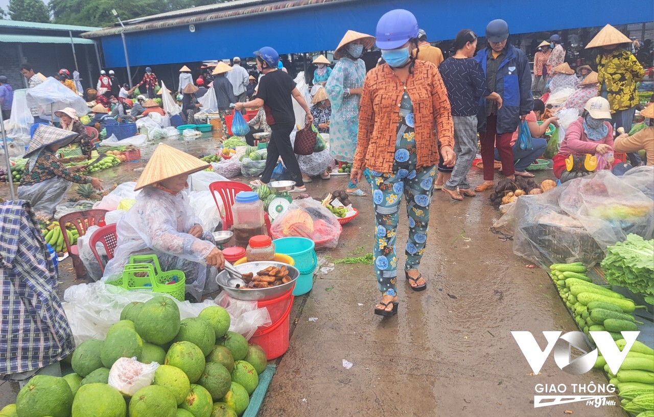 Người tiêu dùng lo ngại lương tăng, giá hàng hóa sẽ tăng theo. (Thanh Phê)