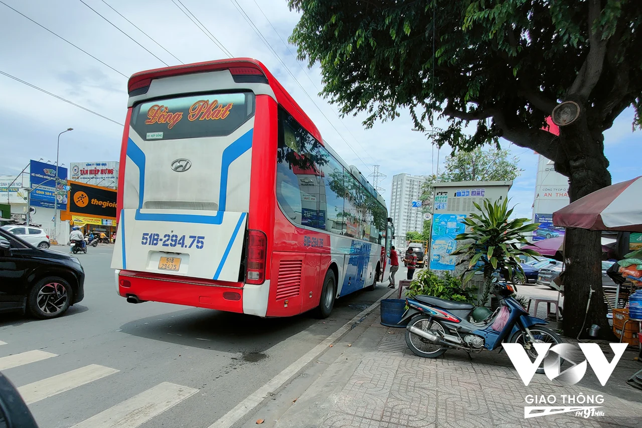 Nhiều xe khách liên tục dừng đỗ tại các quán cà phê, cây xăng trên trục đường Kinh Dương Vương để đón khách