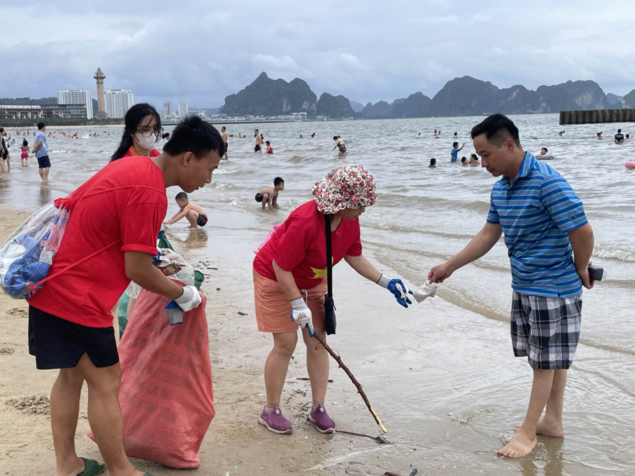 Đều đặn môi tuần các thành viên của nhóm đều cần mẫn dọn dẹp, nhặt rác quanh công viên và bãi biển với mục tiêu chung “ để Hạ Long luôn sạch hơn