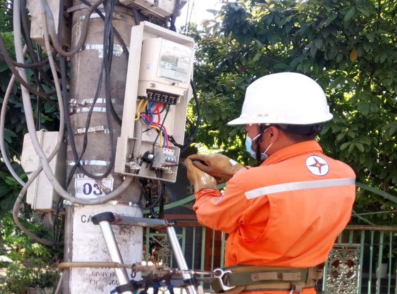 Công nhân điện lực xử lý mất an toàn đường dây sau công tơ của khách hàng - Ảnh minh họa: cpc.vn