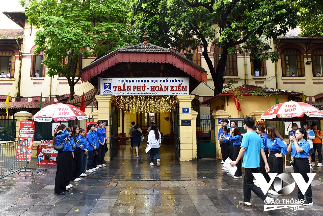 Từ 5h30 sáng, tình nguyện viên của các trường Đại học trên địa bàn Hà Nội đã có mặt tại các điểm trường để hỗ trợ thí sinh dự thi