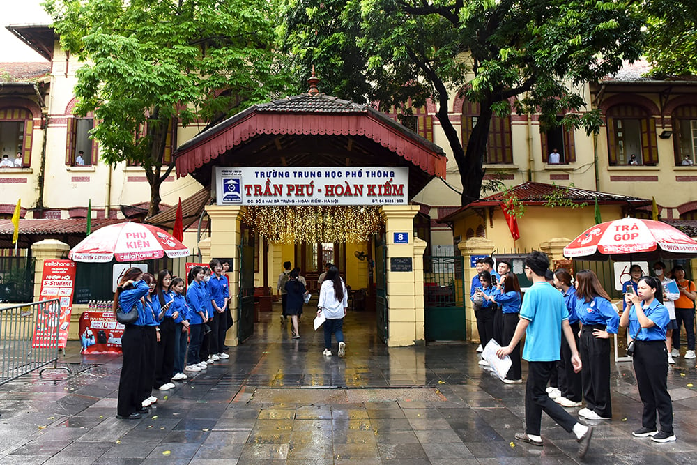 Từ 5h30 sáng, tình nguyện viên của các trường Đại học trên địa bàn Hà Nội đã có mặt tại các điểm trường để hỗ trợ thí sinh dự thi