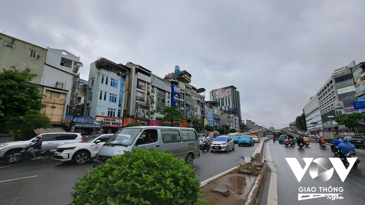 Theo một người dân, nguyên nhân chính là do lượng người di chuyển về hướng đường Nguyễn Trãi quá đông