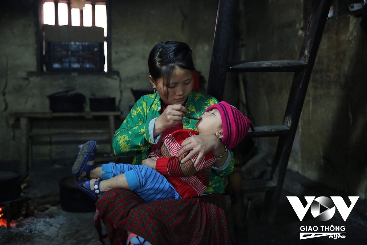 Cô gái trẻ chưa đến 20 tuổi đã lập gia đình và sinh con ở Phố Cáo, Hà Giang
