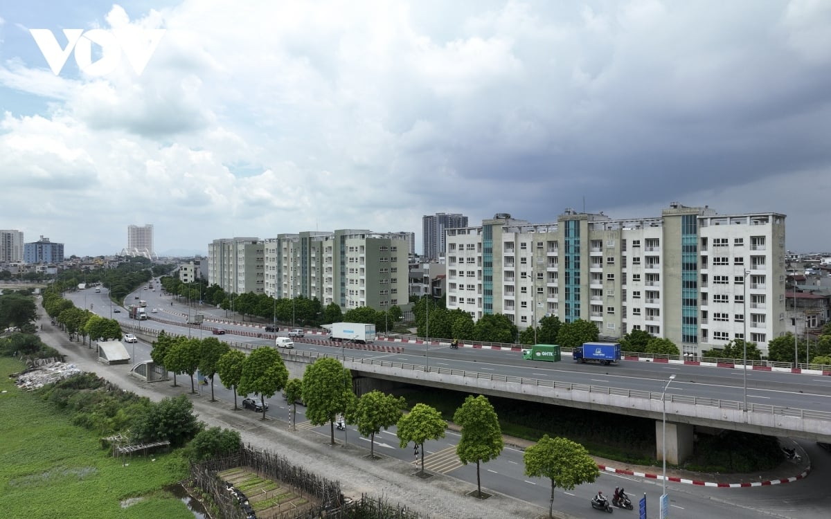 5 tòa chung cư với hàng trăm căn hộ thuộc dự án giãn dân nằm ở phường Thượng Thanh, quận Long Biên, Hà Nội bị bỏ hoang hơn 10 năm nay, không có người ở, gây lãng phí lớn (Ảnh: VOV)