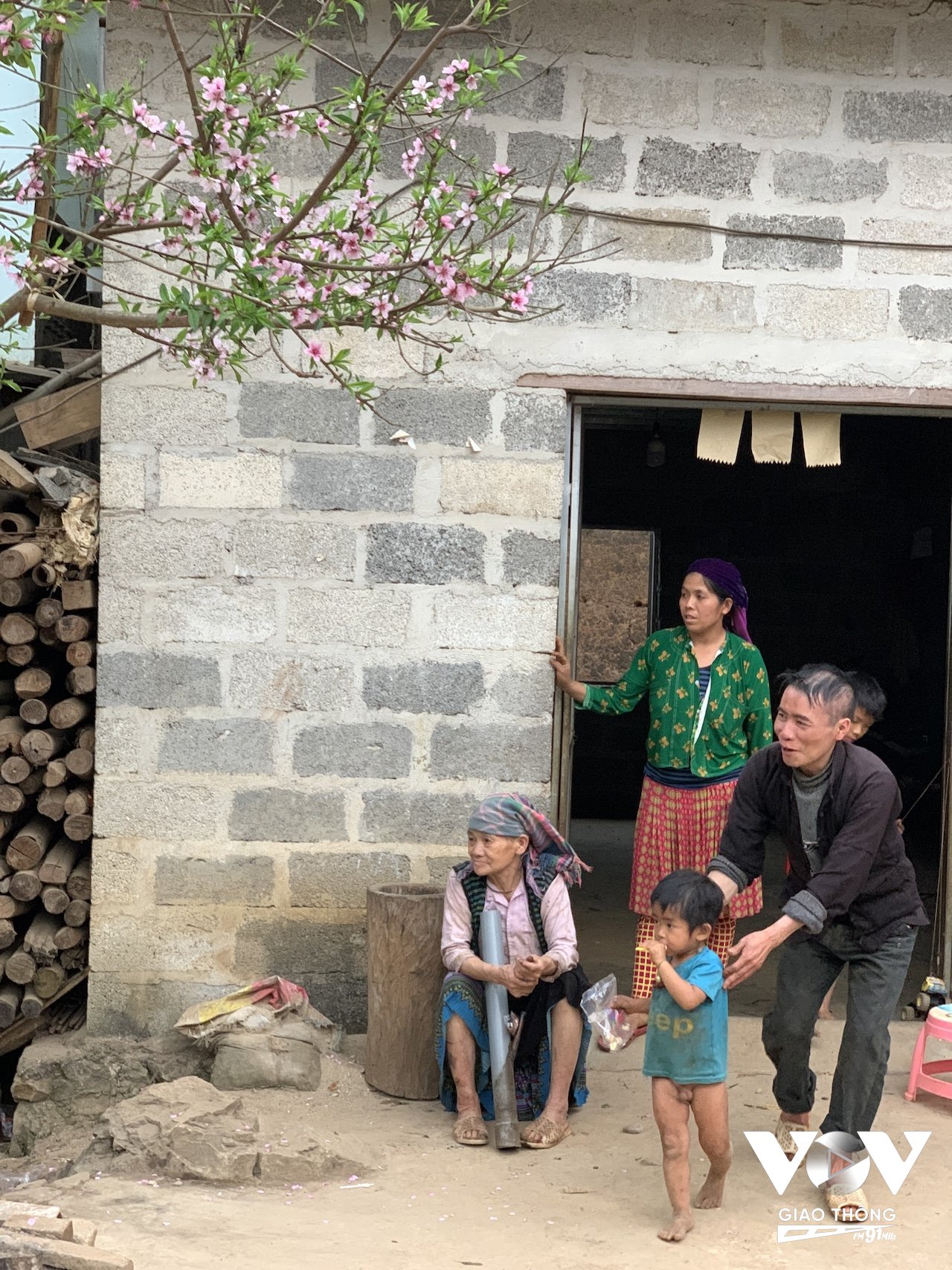 Một gia đình 3 thế hệ người dân tộc Mông ở Yên Minh, Hà Giang