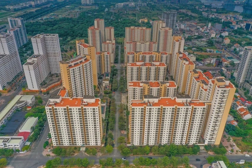 Khu tái định cư Bình Khánh có diện tích 38,4 ha, thuộc chương trình 12.500 căn hộ phục vụ tái định cư khu đô thị mới Thủ Thiêm, được xây dựng từ năm 2013 và hoàn thành vào năm 2015, đến nay vẫn đang bỏ trống (Ảnh: PLO)