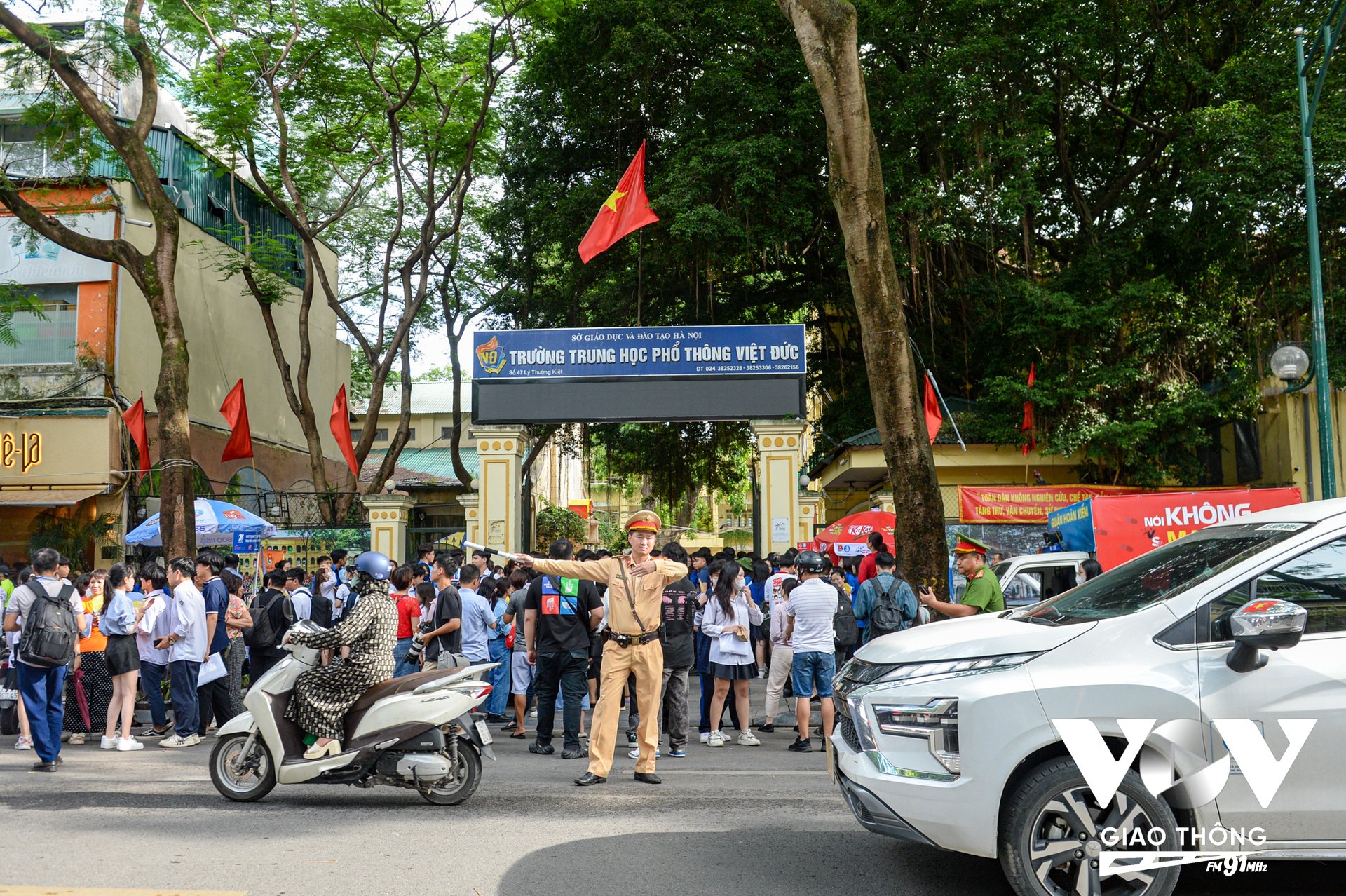 Tại điểm thi trường THPT Việt Đức, quận Hoàn Kiếm, lực lượng Đội CSGT đường bộ số 1 - Phòng CSGT - Công an TP Hà Nội điều tiết, phân luồng đảm bảo giao thông.