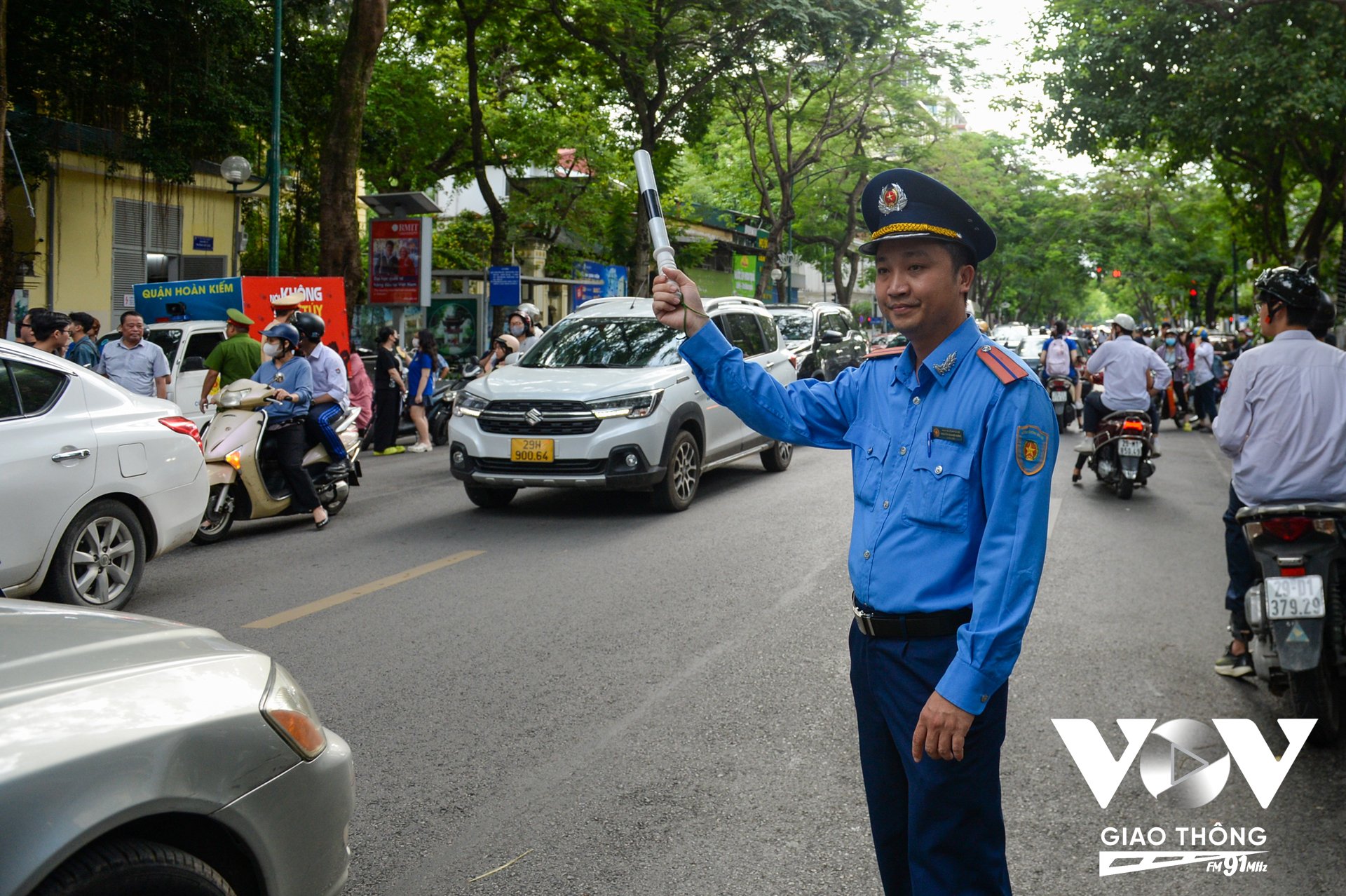Cùng với lực lượng CSGT còn có lực lượng Thanh tra Sở Giao thông Vận tải Hà Nội và các lực lượng khác phối hợp phân luồng, đảm bảo an toàn giao thông.