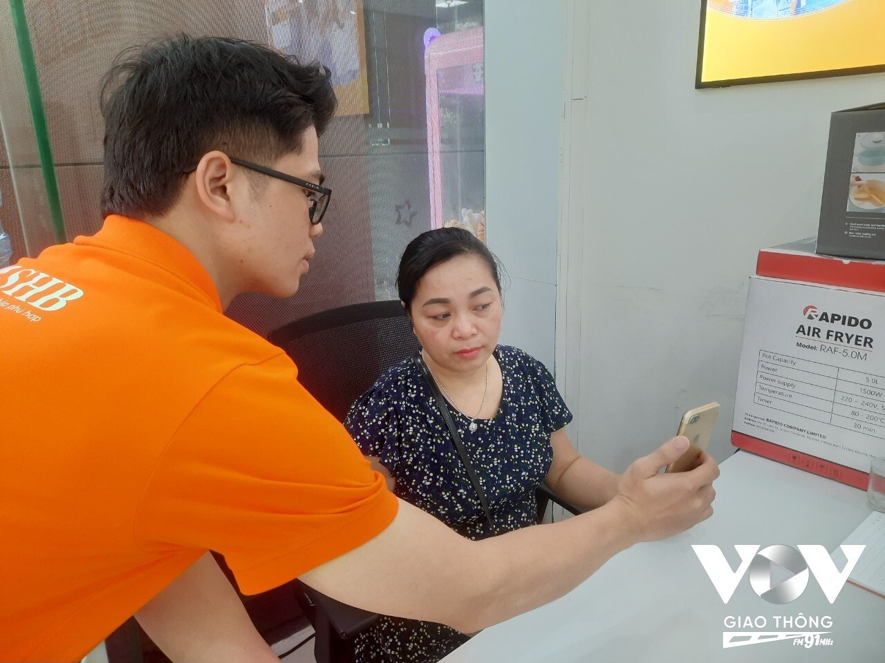 Anh Phạm Quang Nhật - Nhân viên giao dịch SHB (Chi nhánh Kim Giang) hỗ trợ khách hàng quét sinh trắc học