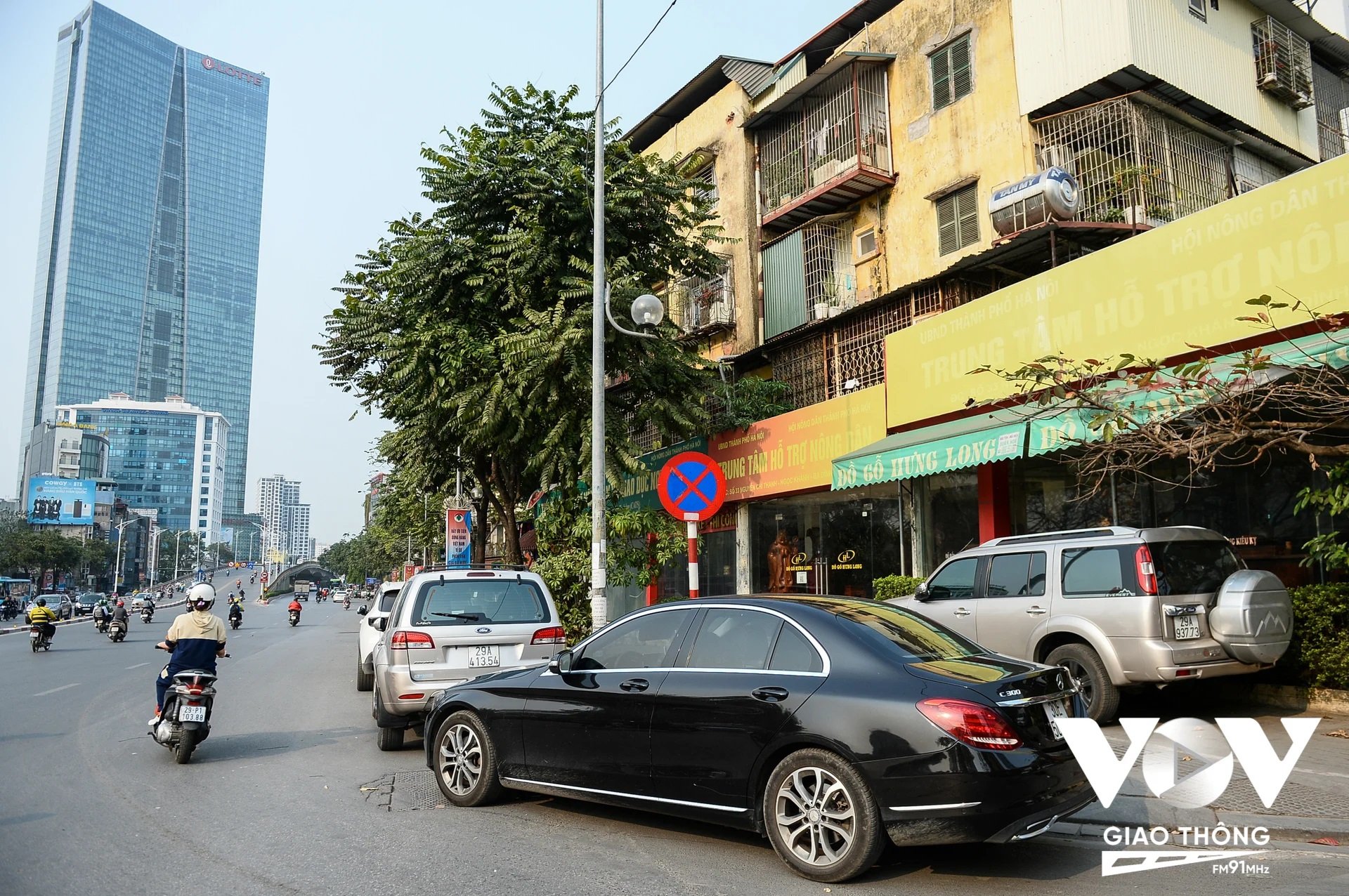 Tìm được điểm dừng đỗ ô tô phù hợp tại Hà Nội là chuyện không đơn giản. (Ảnh minh hoạ)