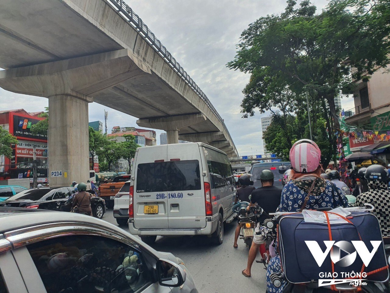 Giao thông trên đường Phạm Văn Đồng gặp khó do ảnh hưởng vụ va chạm.