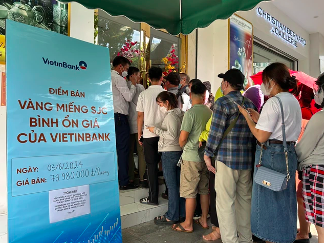 Người dân xếp hàng dài mua vàng miếng ở Ngân hàng Vietinbank tại Hà Nội. Ảnh: Người lao động