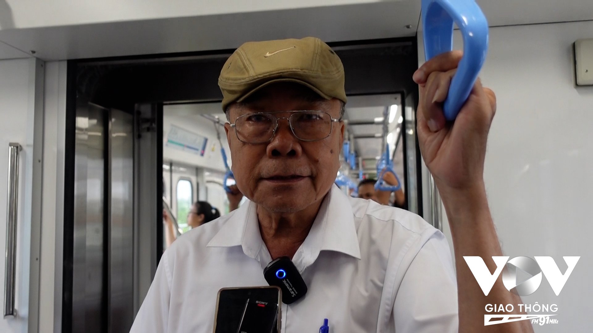 Ông Đỗ Công Minh (73 tuổi, quận Tân Bình) cho rằng sự thuận tiện của lối đi bộ như lối đi rộng rãi, có lối đi riêng hay môi trường đi bộ có được thoáng mát, sạch sẽ