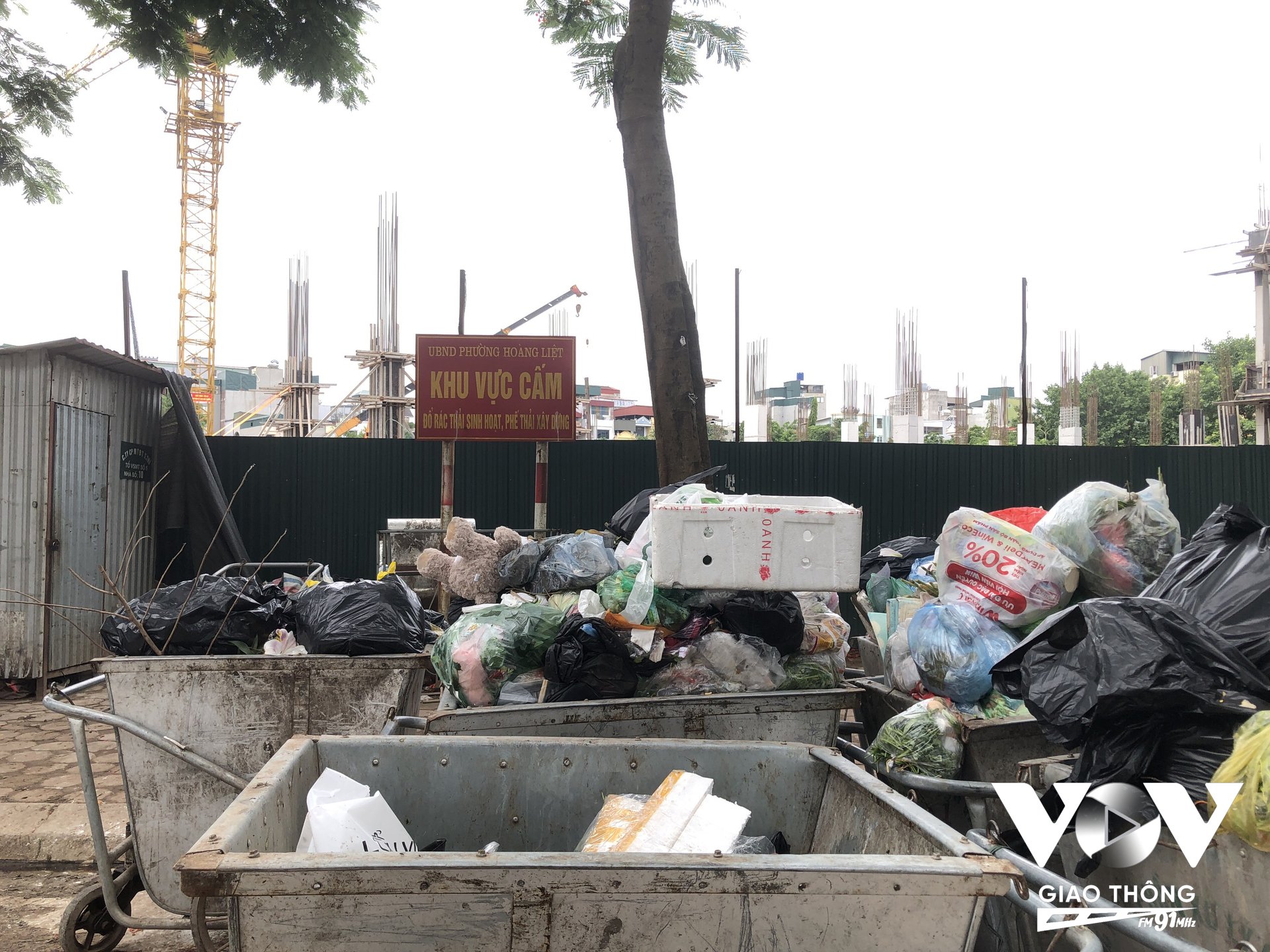Rác thải sinh hoạt bốc mùi đã được nhân viên vệ sinh thu gom tại đường Bùi Quốc Khái, Hoàng Liệt.
