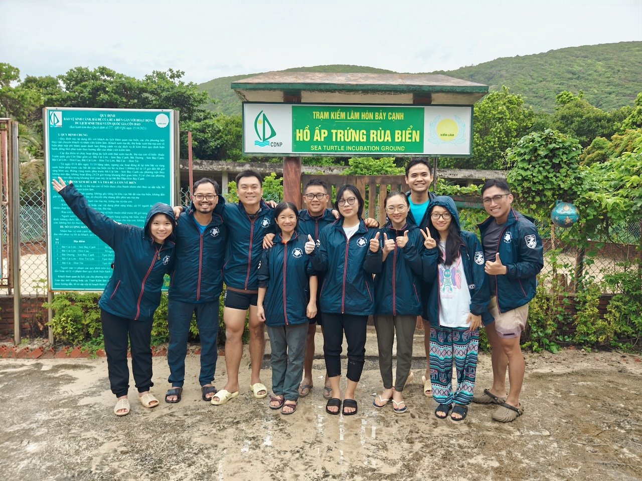 Chị Dương Lệ Quyên (thứ 4 từ trái sang) cùng các tình nguyện viên của tổ chức IUCN tham gia bảo tồn rùa biển tại Côn Đảo