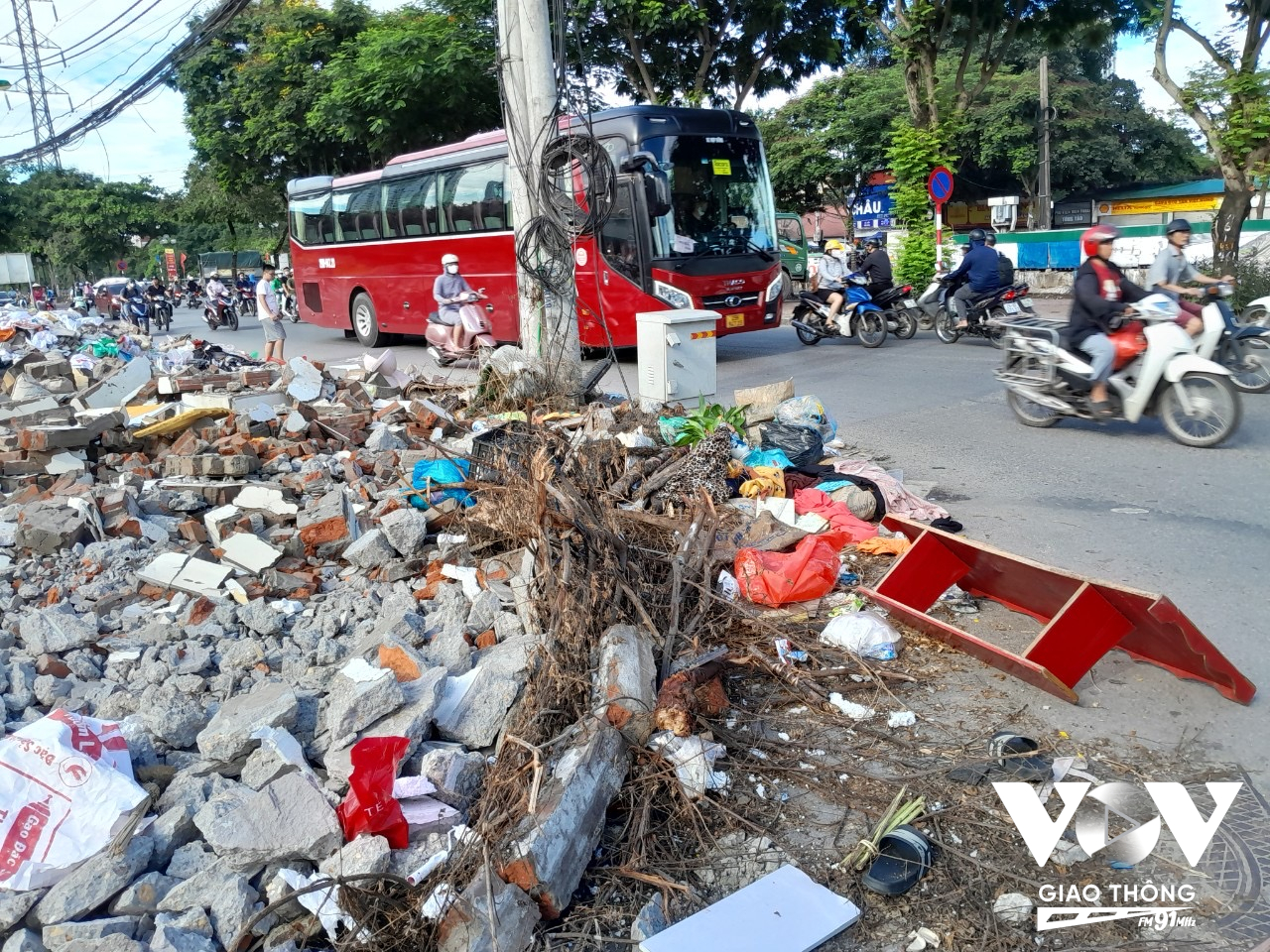 Bãi rác thải này đã khiến nhiều người dân sinh sống quanh khu vực cũng như người qua đường bức xúc