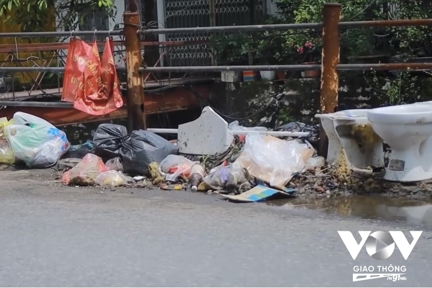 Mặc dù UBND phường Vĩnh Hưng, quận Hoàng Mai đã đặt biển cảnh báo, tuy nhiên rác thải vứt bừa bãi, gây bốc mùi hôi thối.