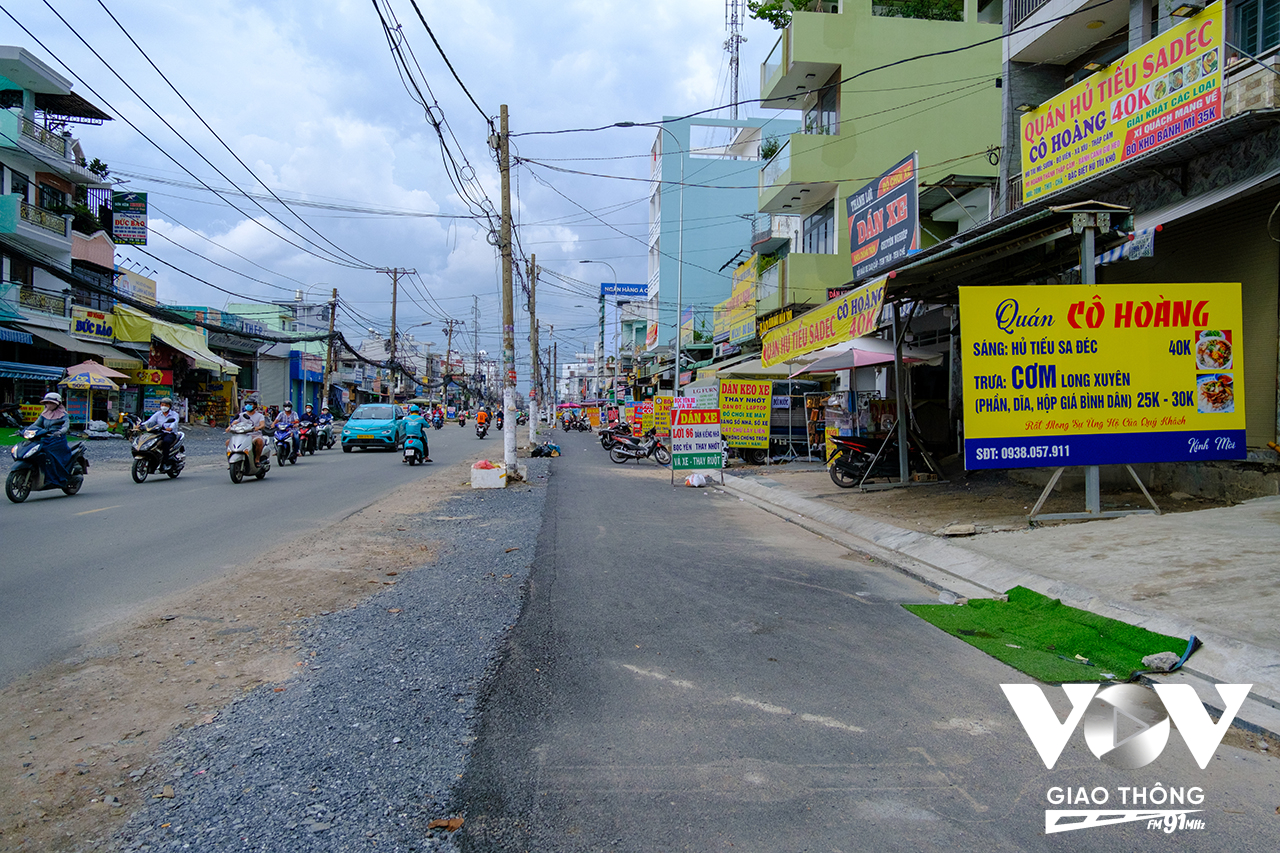 Một số đoạn trên đường Tân Kỳ Tân Quý đã được trải nhựa. Thế nhưng các trụ điện vẫn chưa được di dời.