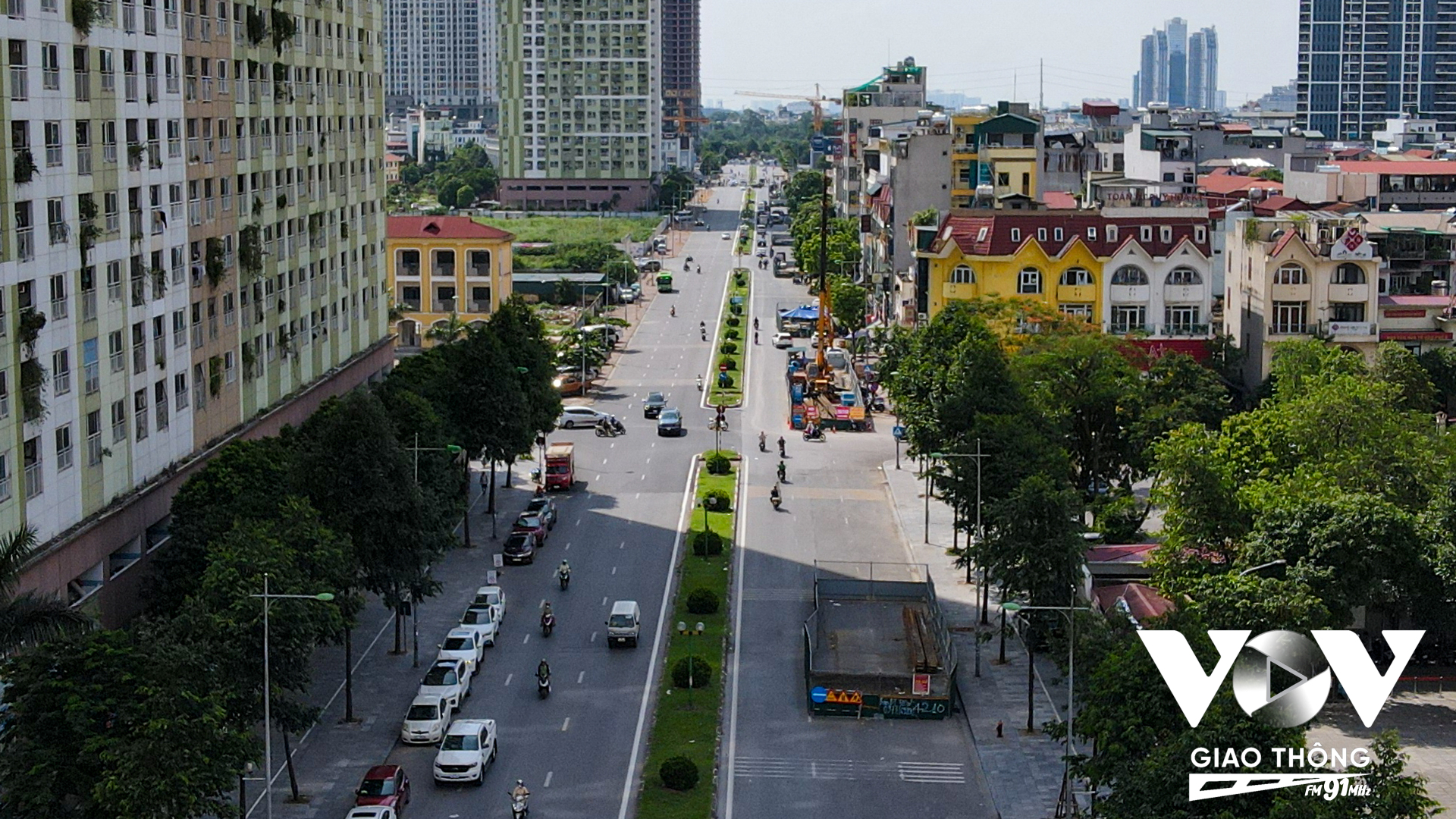 Các 'lô cốt' nằm trên đường Vũ Trọng Khánh, theo hướng từ Trần Phú đi Tố Hữu chiếm hai phần ba làn đường