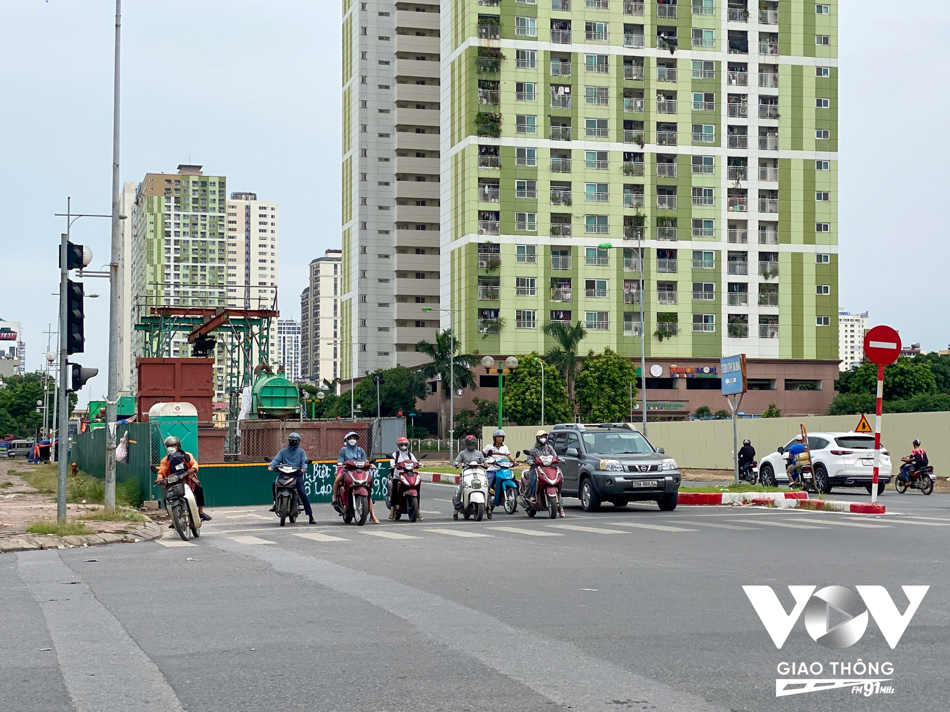 Vào giờ thấp điểm nhìn chung các phương tiện vẫn có thể di chuyển, áp lực tăng cao vào giờ cao điểm