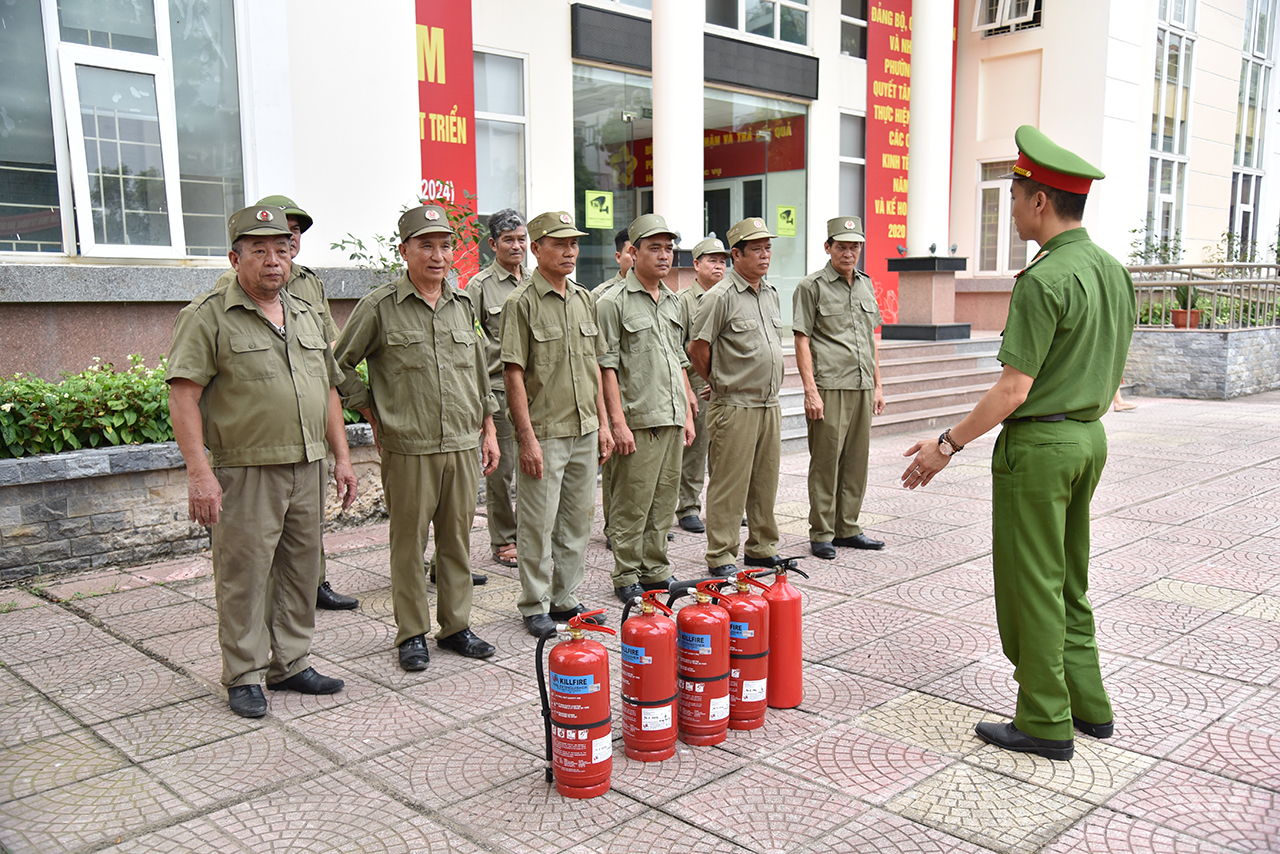 Đội Cảnh sát PCCC&CNCH Công an quận Nam Từ Liêm tuyên truyền những điểm mới có trong Nghị định số 50 của Chính phủ đến mọi tầng lớp nhân dân