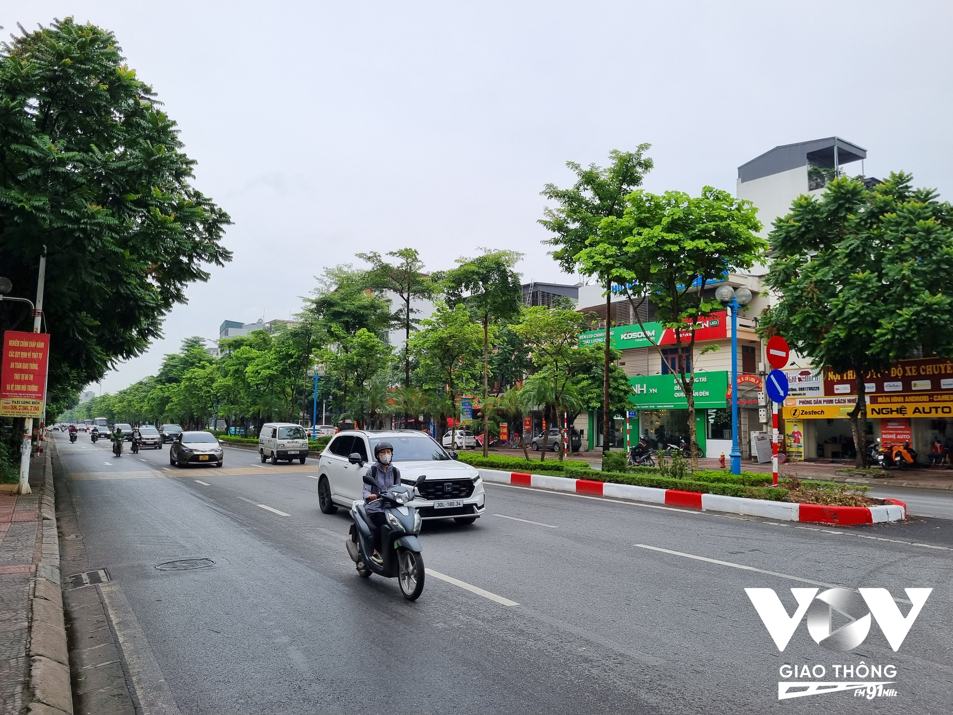 Cần sớm bổ sung biển báo, vạch kẻ đường cho người đi bộ sang đường an toàn giữa dòng xe ''vun vút'' (Ảnh - Minh Hiếu)