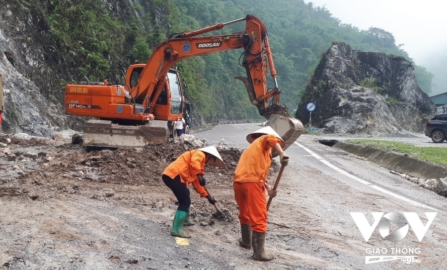 Mưa lũ trong hơn 1 tháng qua đã gây sạt lở và cách tắc giao thông nhiều vị trí trên các tuyến QL6, QL15, QL279