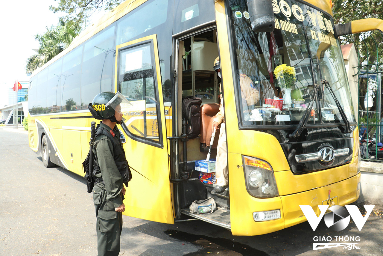 Lực lượng liên ngành kiểm tra hoạt động xe ô tô kinh doanh vận tải hành khách liên tỉnh.