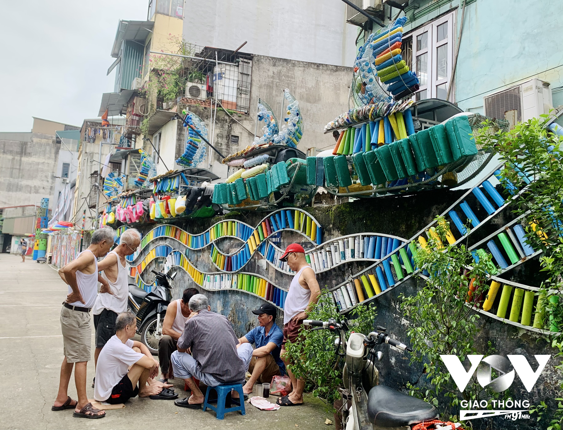 Tác phẩm “Thuyền” của nghệ sĩ Vũ Xuân Đông được làm từ vỏ chai nhựa, vỏ chai dầu nhớt đã qua sử dụng