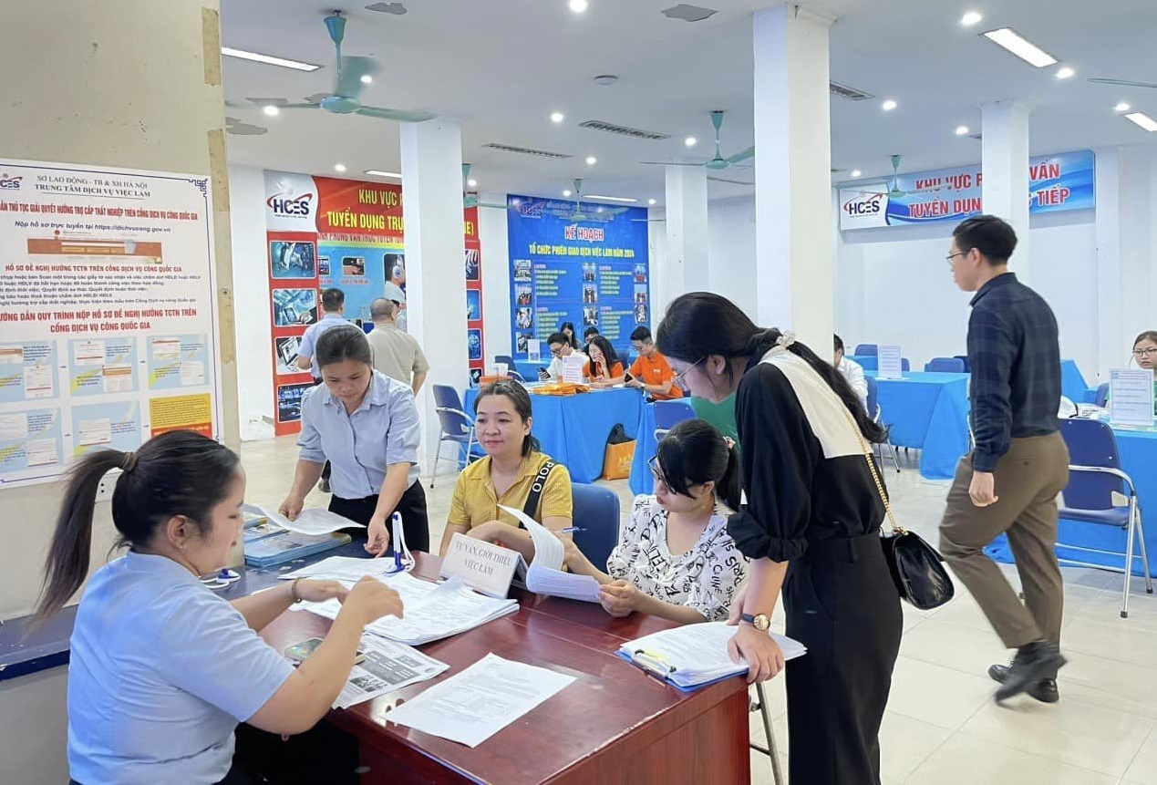 Người lao động đến tìm hiểu thông tin việc làm tại Sàn giao dịch việc làm Hà Nội. Ảnh: CafeF