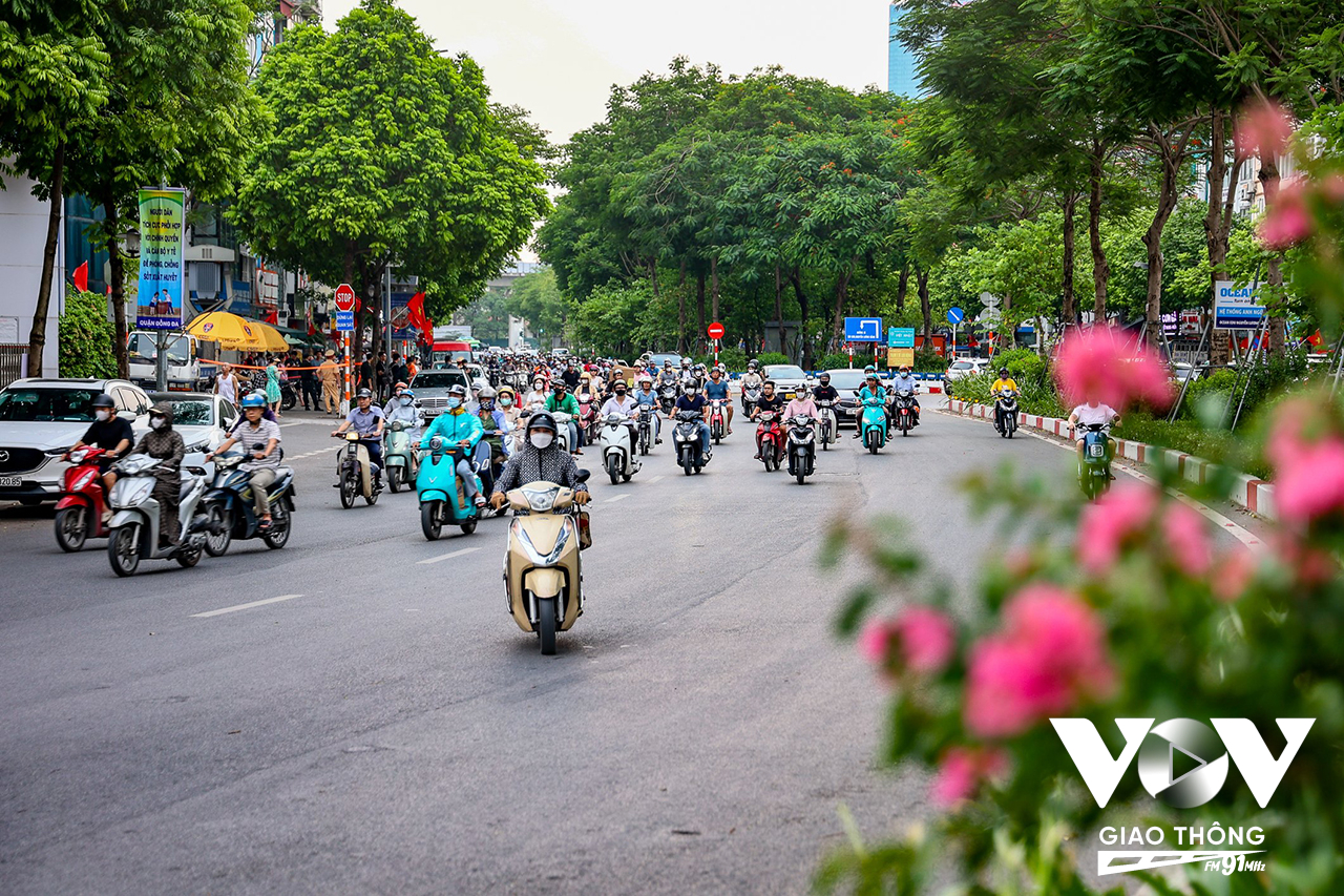 Ghi nhận tại nút giao Xã Đàn – Ô Chợ Dừa – Nguyễn Lương Bằng, chỉ sau 1 thời gian ngắn triển khai, tổ công tác đã phát hiện nhiều trường hợp vi phạm luật ATGT đường bộ.