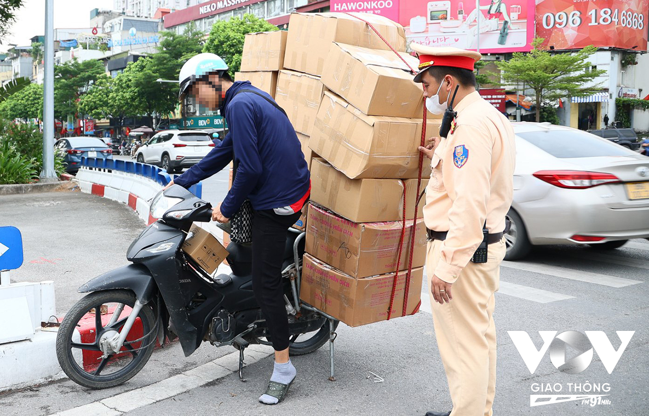 Một trường hợp chở hàng cồng kềnh được lực lượng CSGT yêu cầu dừng xe để kiểm tra, đây là một trong những nguyên nhân chính dẫn tình trạng ùn tắc và các vụ TNGT.