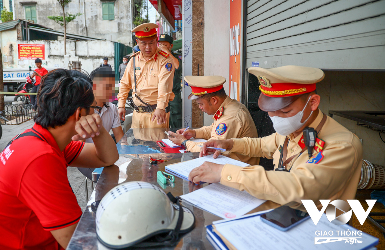 Theo Đại úy Trần Mạnh Toàn, cán bộ Đội CSGT đường bộ số 3, Phòng CSGT Hà Nội: Vị trí cắm chốt của tổ công tác đều là những tuyến đường, nút giao thông trọng điểm của Thủ đô, cơ bản người dân tham gia giao thông chấp hành tốt các hiệu lệnh và điều hướng của lực lượng chức năng. 