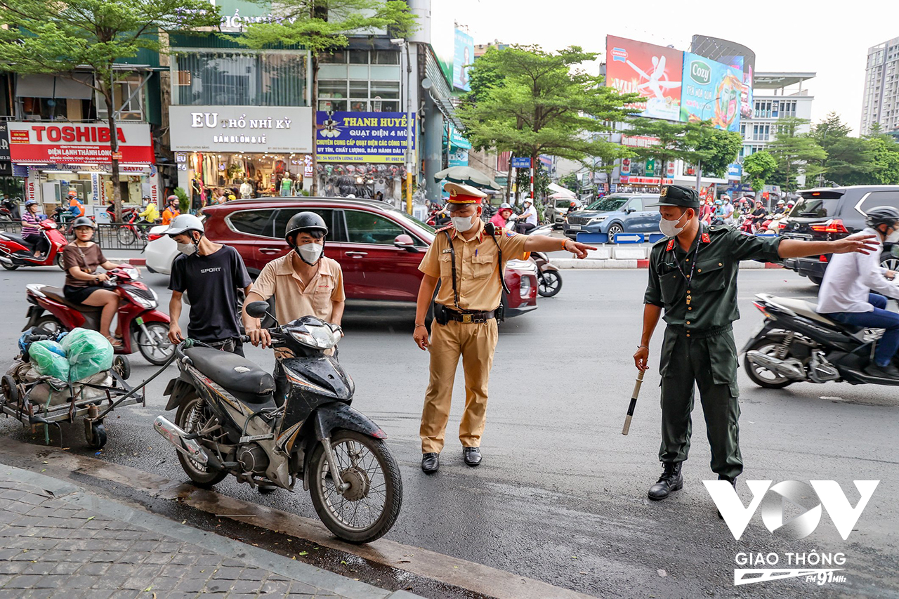 Tổ công tác sẽ xử lý nghiêm những trường hợp vi phạm như: Không đội mũ bảo hiểm, vượt đèn đỏ, đi ngược chiều, lạng lách đánh võng hay những xe giả danh, xe ba bánh, xe thương binh…