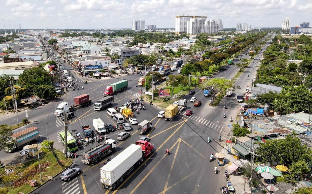 Giao lộ Nguyễn Văn Linh - Quốc lộ 50 (huyện Bình Chánh) là một trong những khu vực thường xuyên xảy ra tai nạn giao thông của TPHCM. Ảnh: Lao động