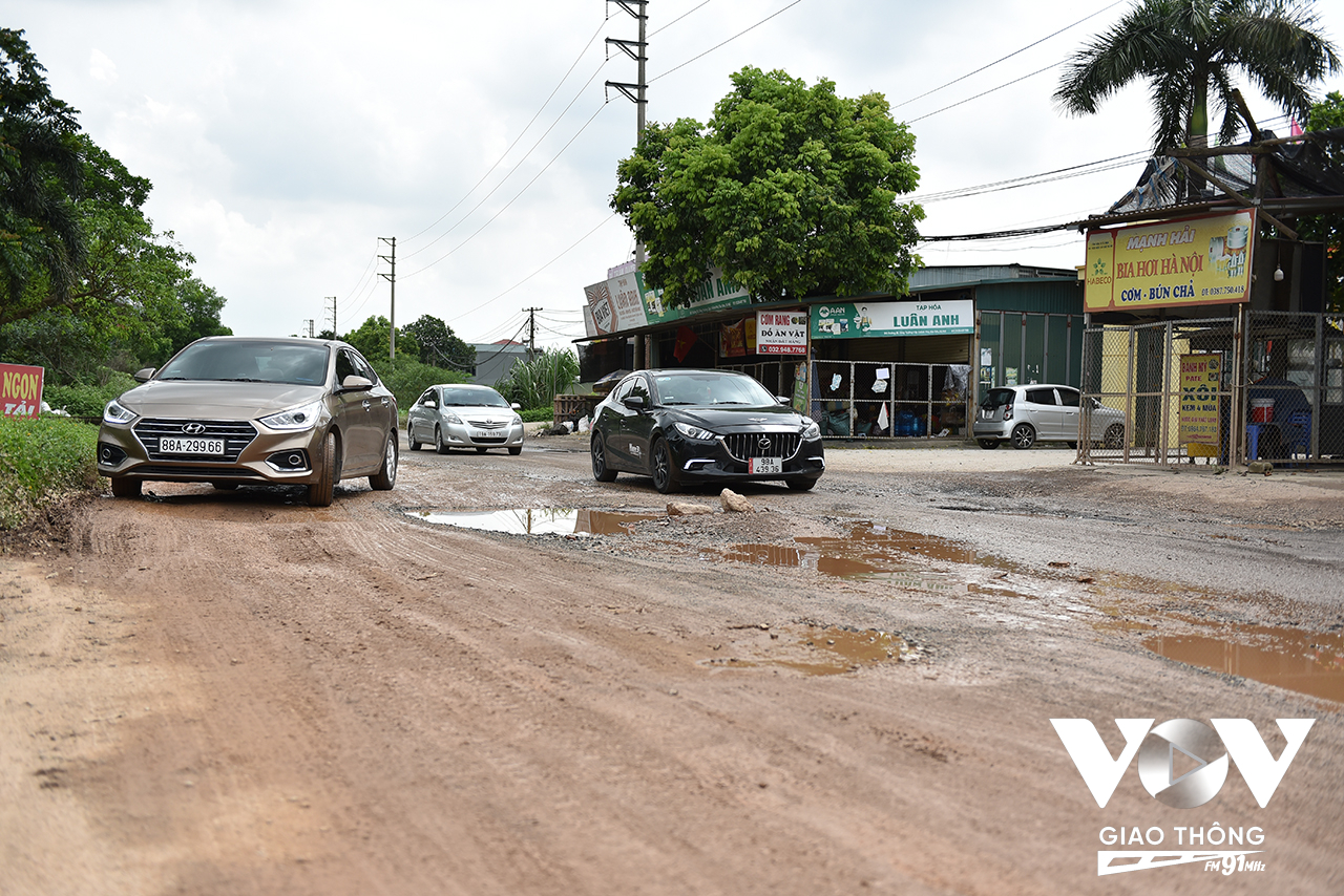 Dọc Tỉnh lộ 35, không khó để bắt gặp những đoạn đường với đầy ổ trâu, ổ gà