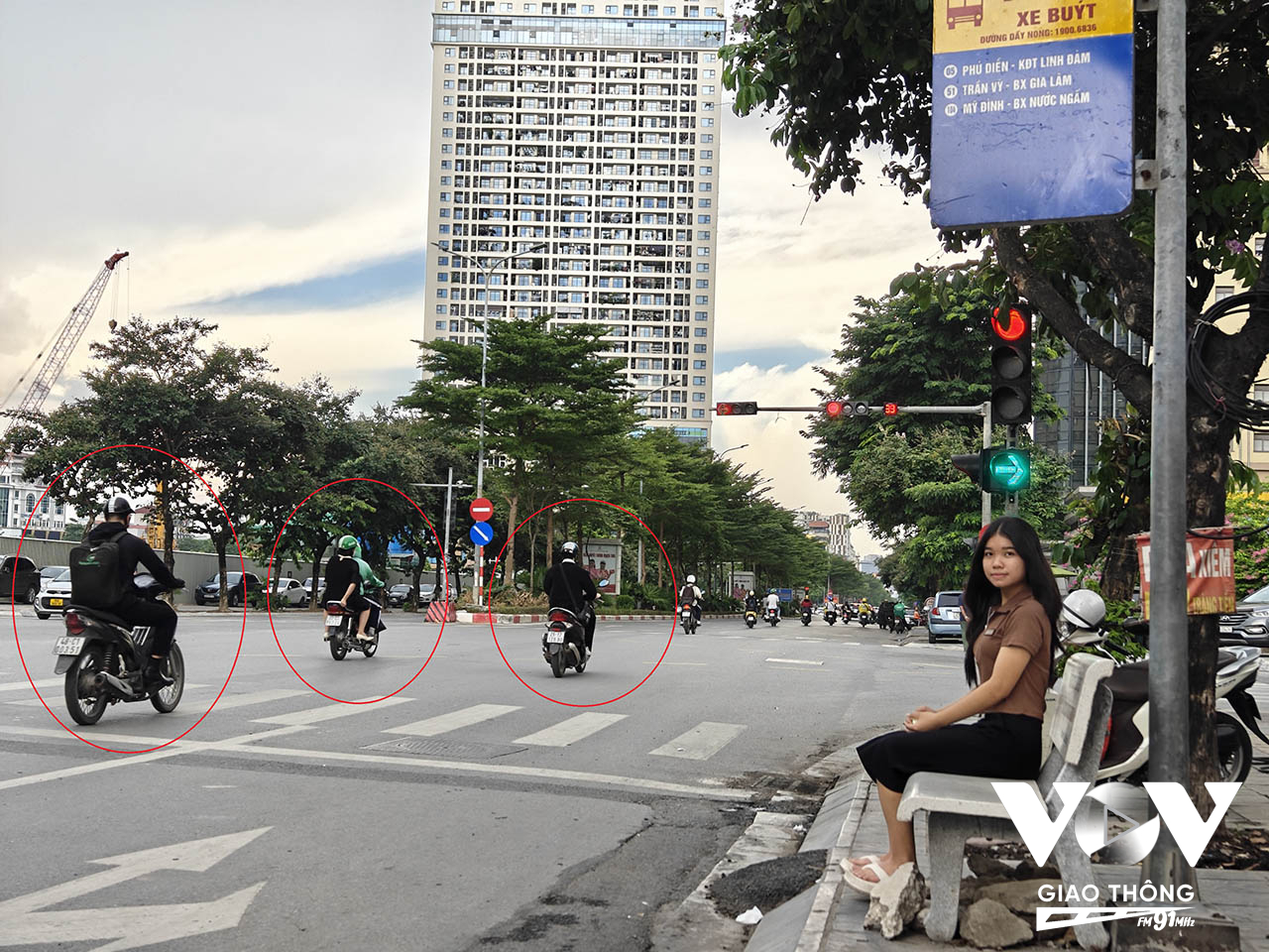 Một sinh viên Đại học Luật đang ngồi chờ xe buýt tại nút giao thí điểm Phạm Văn Bạch-Ngõ 9, nhưng nhịp đèn nào cô cũng thấy có người đi xe máy vượt đèn đỏ