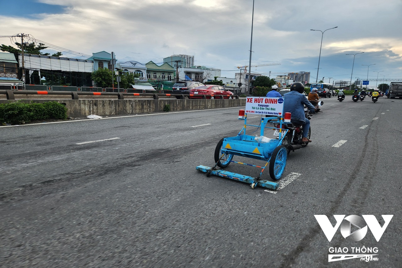 Nhóm tình nguyện rà hút định đã thu gần 10kg đinh trong vòng chưa tới 1 tháng trên Quốc lộ 1A