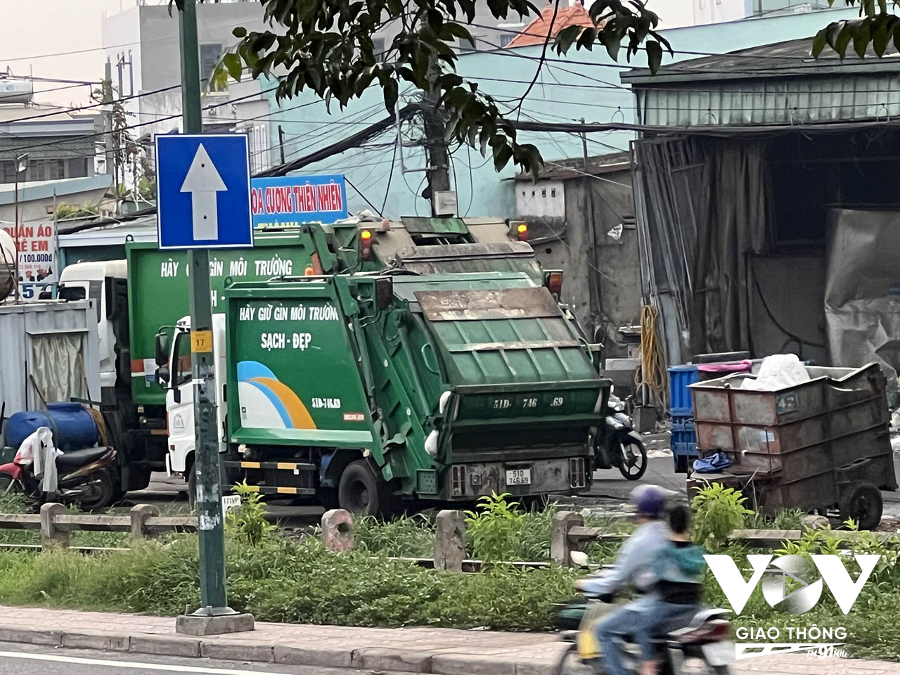 Xe tải chở rác dừng đỗ bất kể thời gian trong ngày