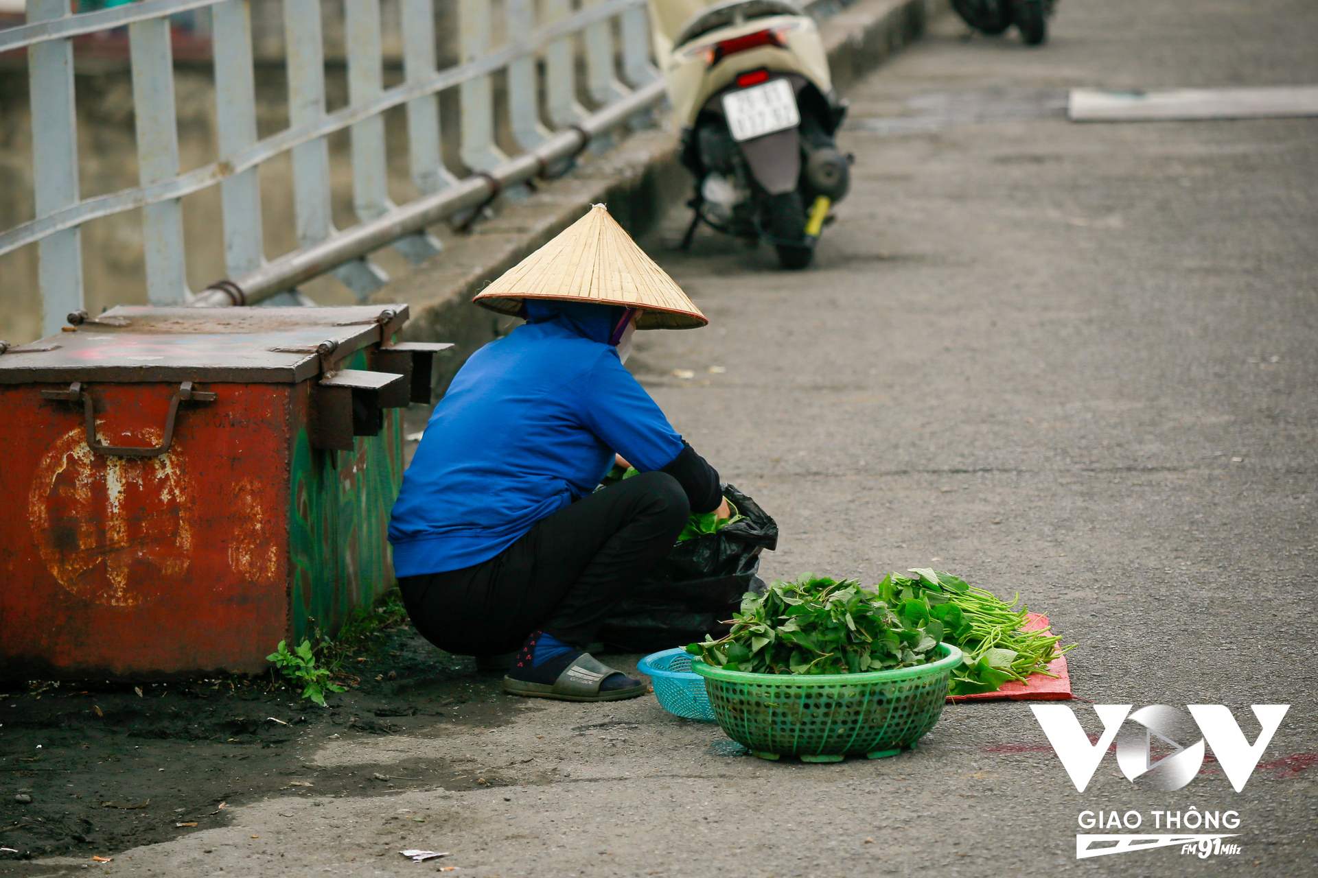 Trên cầu vào khung giờ buổi chiều vẫn có người bán hàng rong. Vì cuộc sống mưu sinh nên hàng ngày họ vẫn bám trụ nơi mặt cầu.