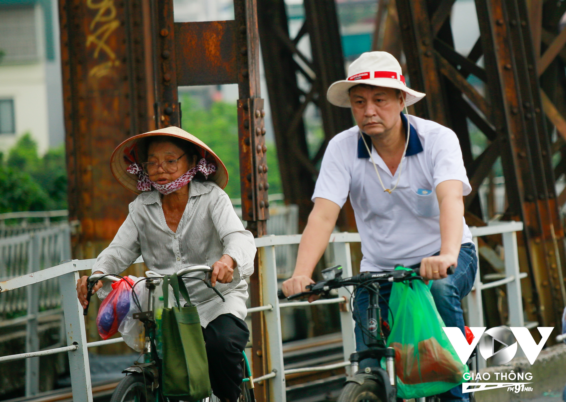 Chị Vũ Hoài Phương, có cửa hàng kinh doanh ở đầu cầu Long Biên cho biết, hàng ngày di chuyển qua cây cầu Long Biên, đặc biệt là lúc thời tiết xấu có thể cảm nhận cây cầu rung lên, việc cầu được sửa chữa khiến chị rất vui.