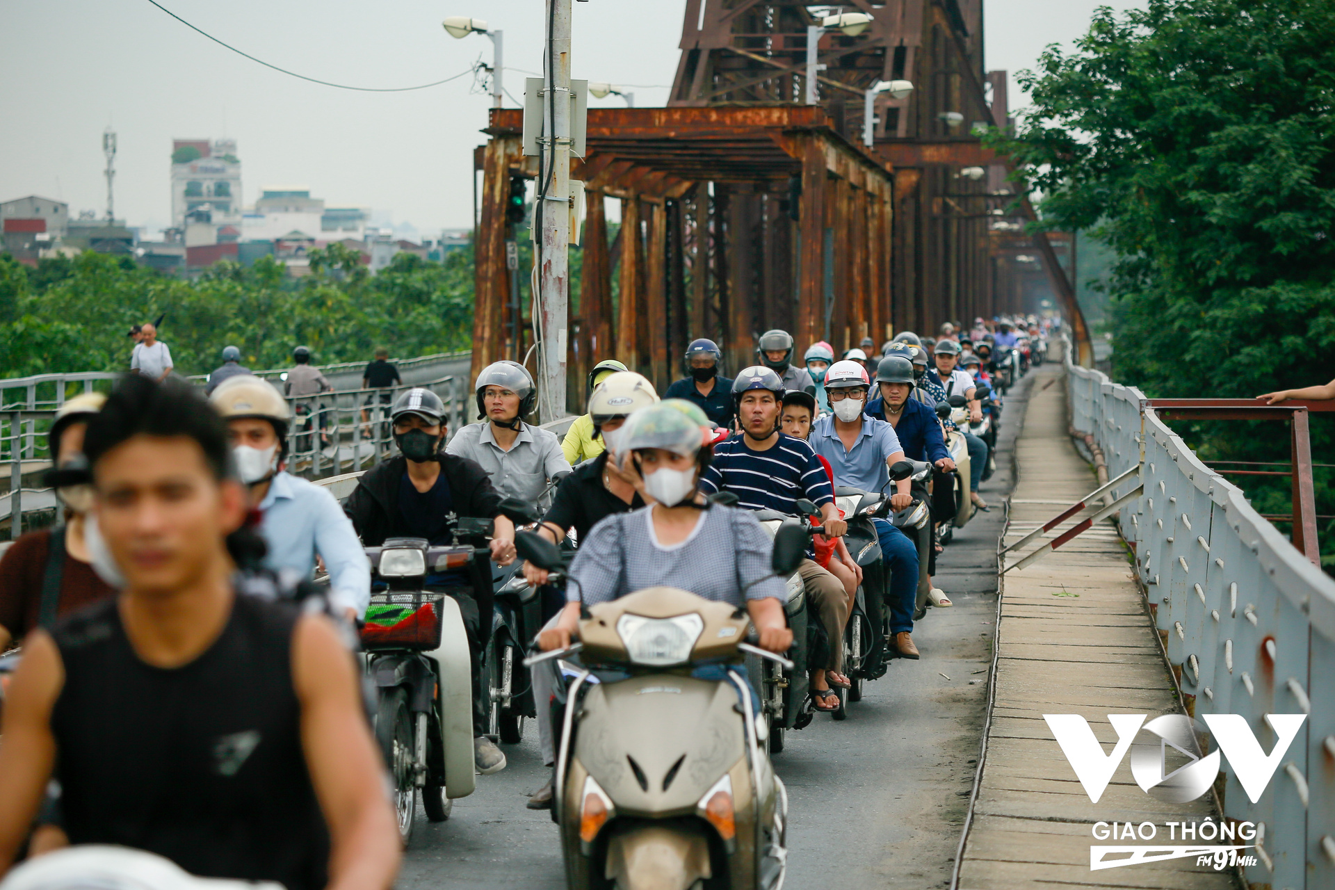 Hàng ngày vào khung giờ cao điểm lại có hàng nghìn lượt phương tiện di chuyển qua cây cầu hơn 120 tuổi. Trước thông tin cầu sẽ được sửa chữa, anh Nguyễn Văn Chiến, quận Hoàn Kiếm bày tỏ, đây là một thông tin khiến anh rất vui, bởi cầu đã rất nhiều tuổi, việc sửa chữa và tu bổ là cần thiết để đảm bảo an toàn cho người dân mỗi khi lưu thông qua đây.