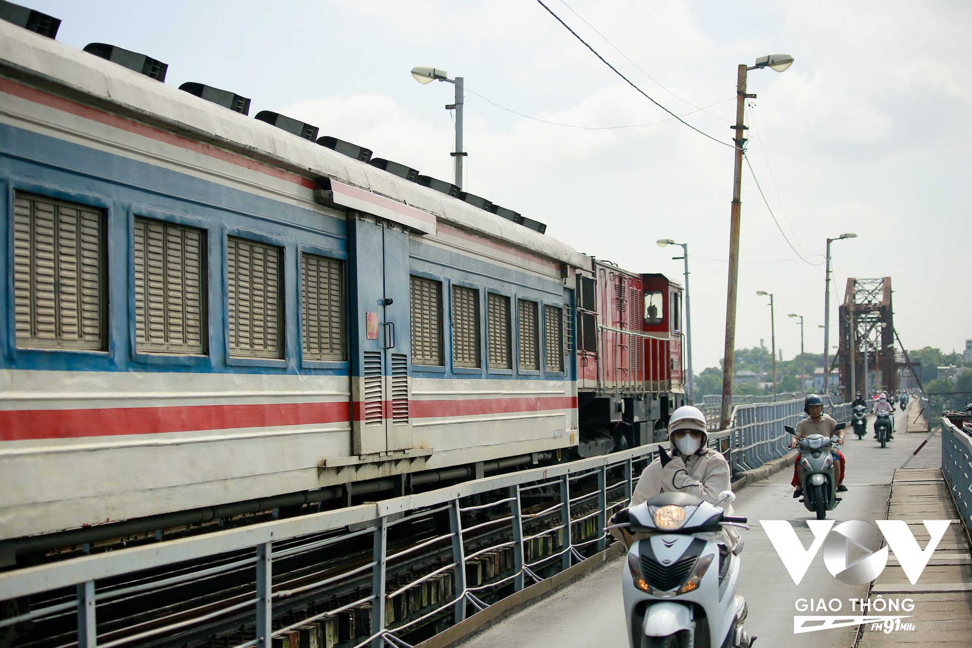 Cùng với các phương tiện khác, hàng ngày trên cây cầu Long Biên hơn 120 tuổi có chuyến tàu di chuyển qua.