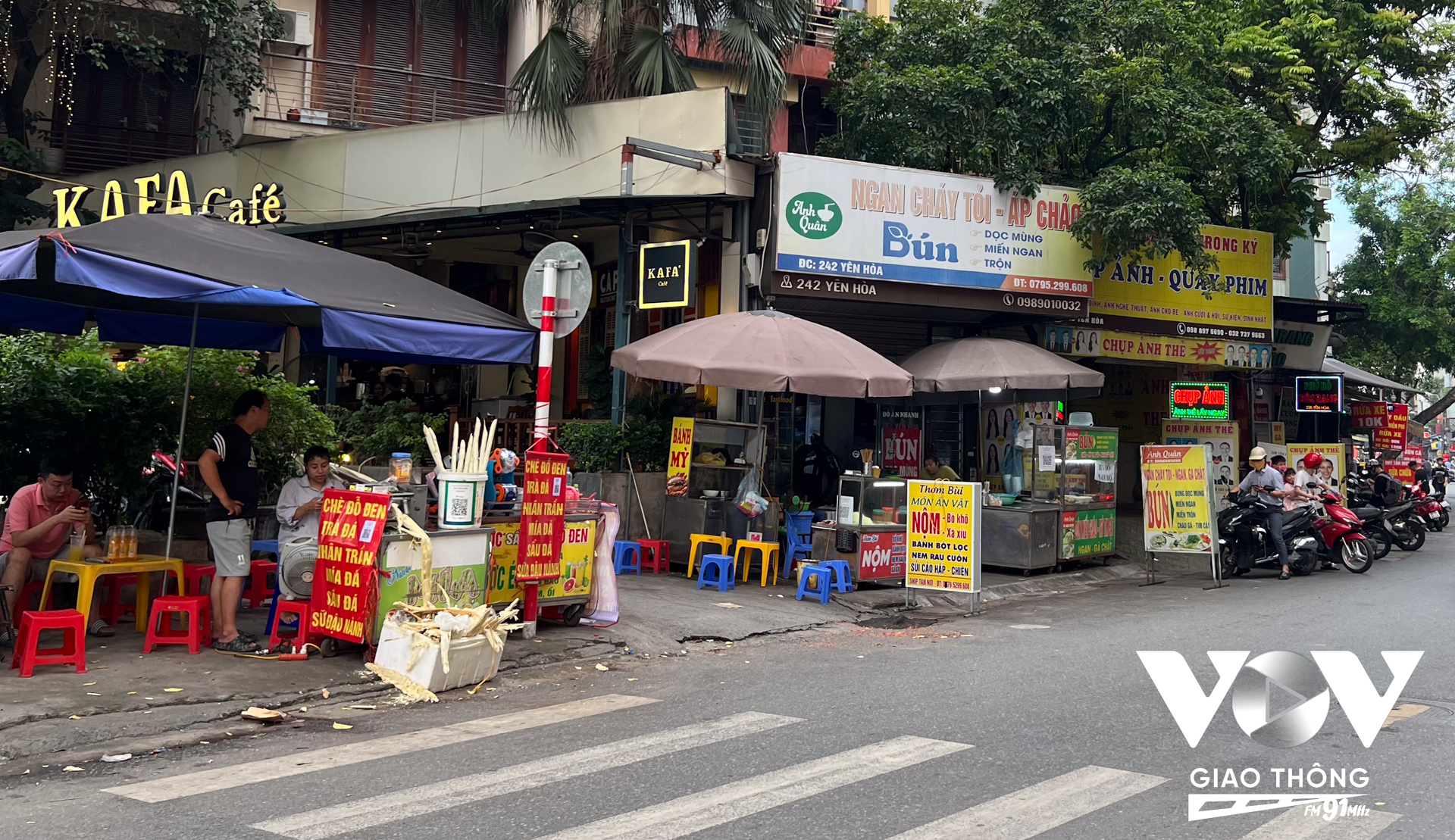 Ngay đầu phố Yên Hoà rất nhiều hàng quán “mọc” lên như nấm